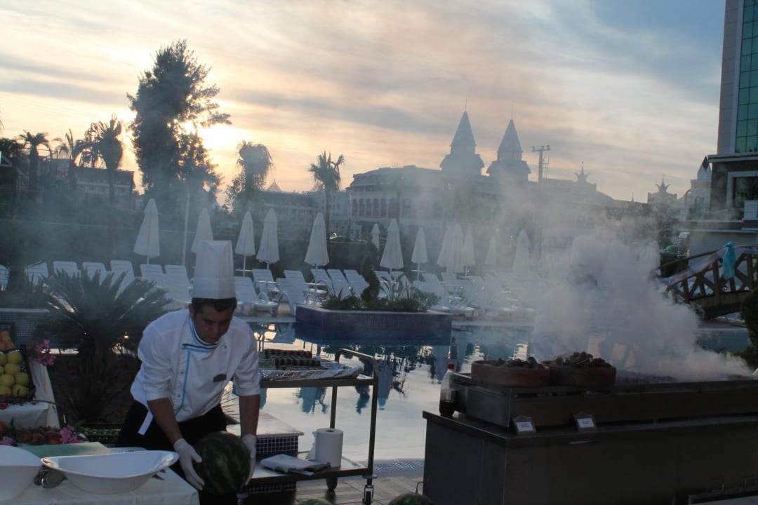 Samstags wurde draußen gegrillt Luna Blanca Resort & Spa