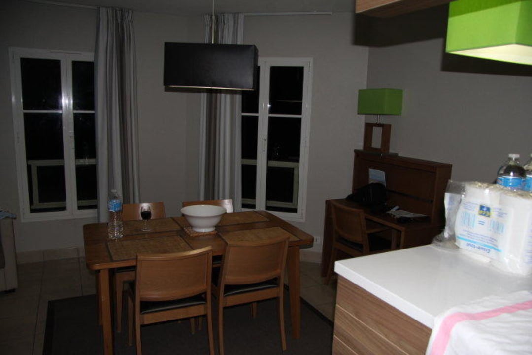 Esstisch im Wohnbereich Hotel Residence Reine Marine