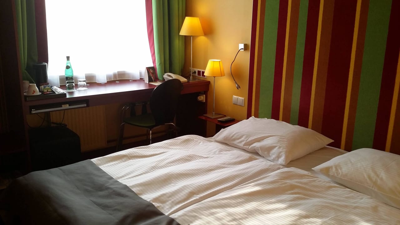 Łóżko ze stolikiem Vienna House Easy Cracow