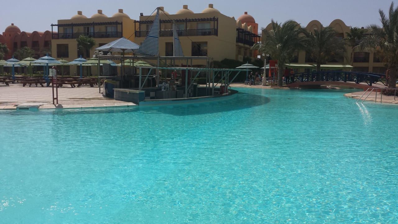 Poolbar, bitte nicht dahinter schauen, ekelattake! Titanic Beach Spa & Aqua Park