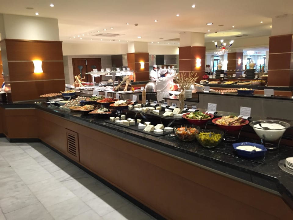 Teil des Buffets Neptune Luxury Resort