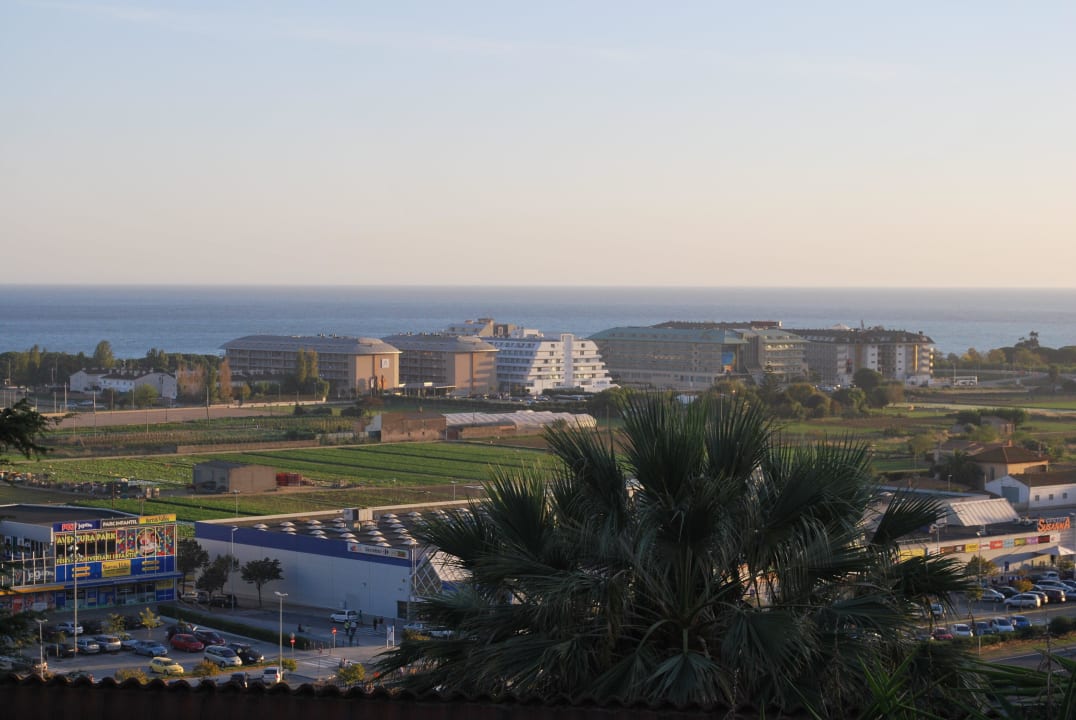 Widok na hotel ze wzgórz Santa Susana Montemar Maritim