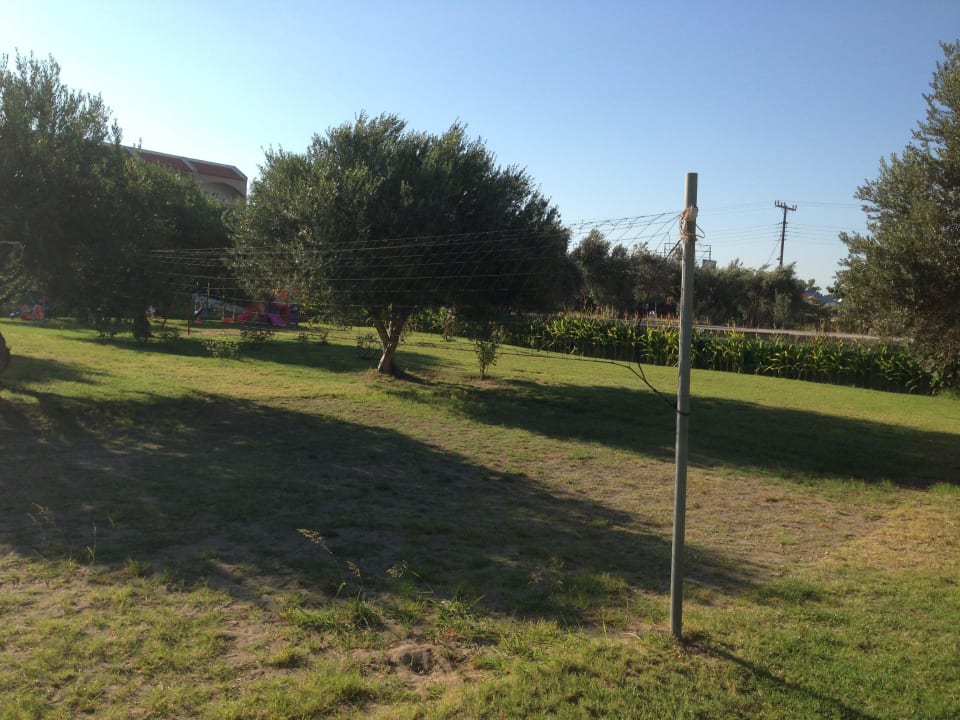 Das ist der Volleyballstoppelplatz Marianna Palace Hotel