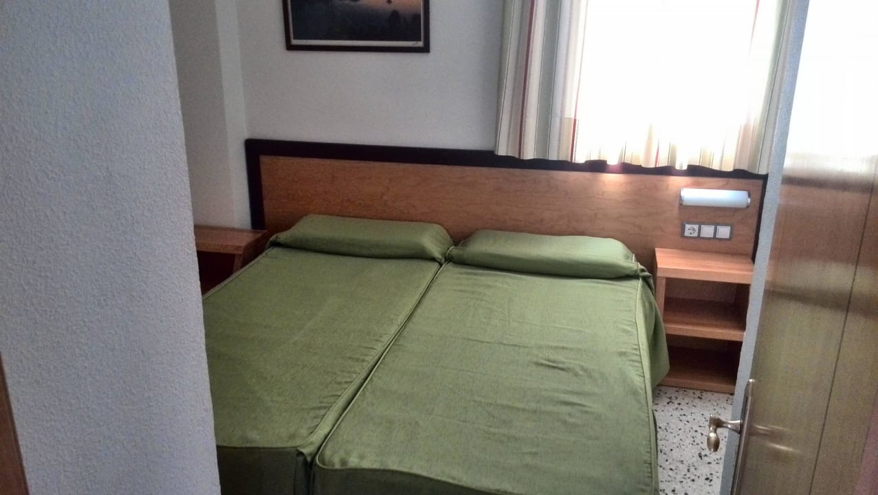 Schlafzimmer mit einem "harten" Doppelbett Hotel Los Ficus