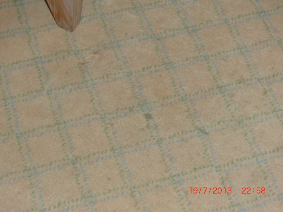 Dreckiger Teppichboden im Zimmer Pestana Royal Premium All Inclusive Ocean & Spa Resort