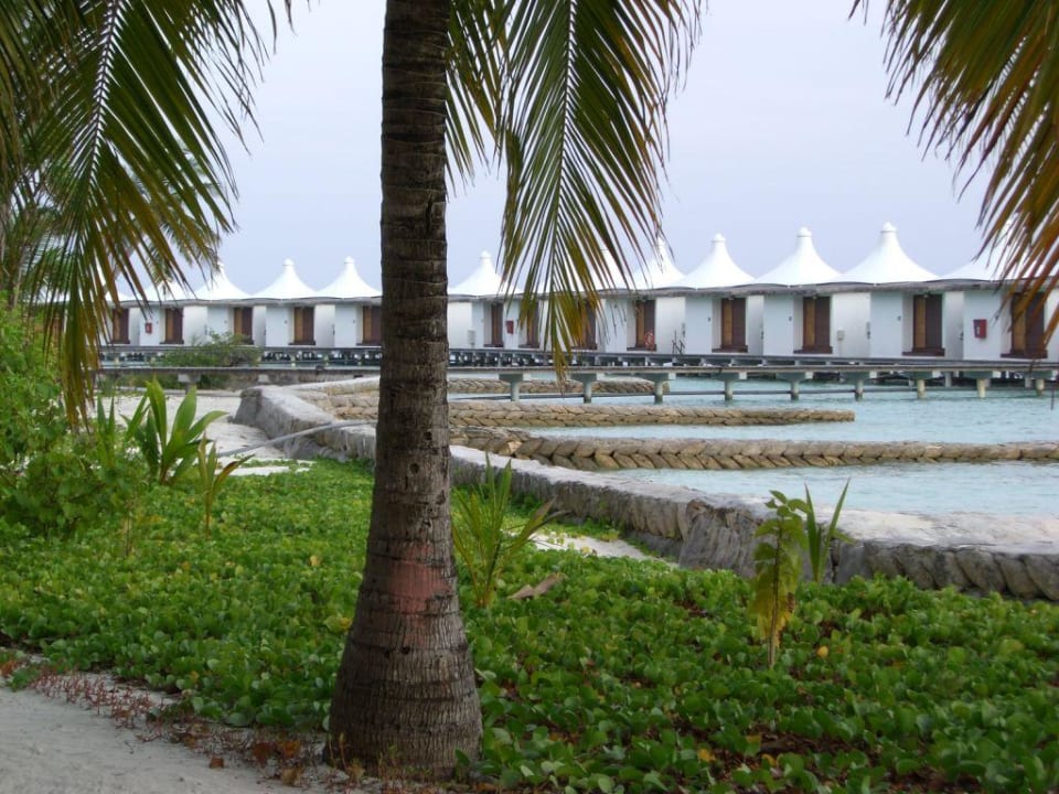 Bungalows von der Insel aus gesehen Cinnamon Hakuraa Huraa Maldives