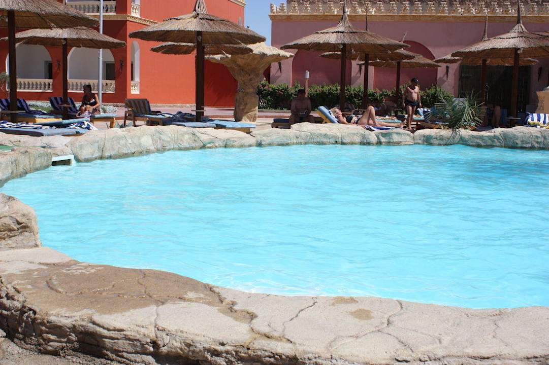Pool mit Oasis-Bar Pickalbatros Alf Leila Wa Leila Resort - Neverland Hurghada