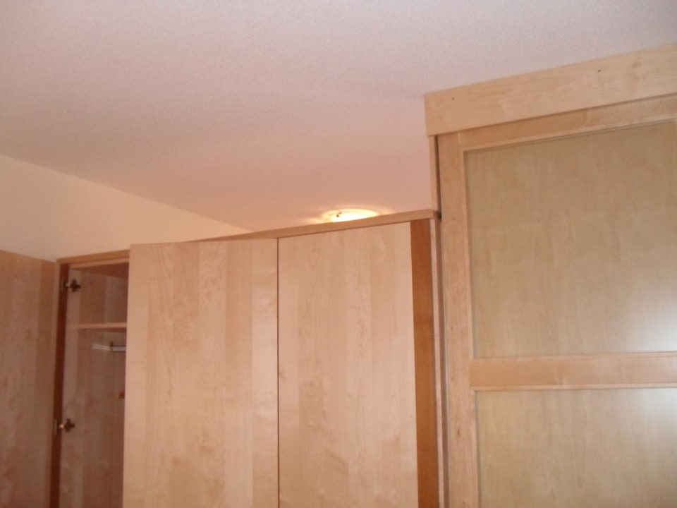 Schlafraum hinter dem Kleiderschrank Hotel Garni Alpendiamant