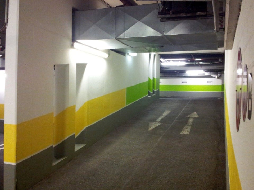 Enge Ein- und Ausfahrt der Hotel - Tiefgarage Mercure Hotel Hamburg Mitte