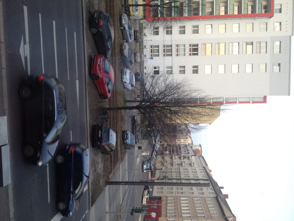 Unschöner Ausblick & viel zu laut Hotel NEWBERLIN
