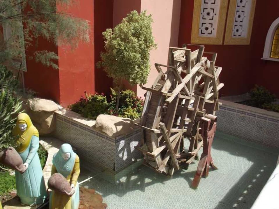 Am Eingang des Hotels Pickalbatros Alf Leila Wa Leila Resort - Neverland Hurghada