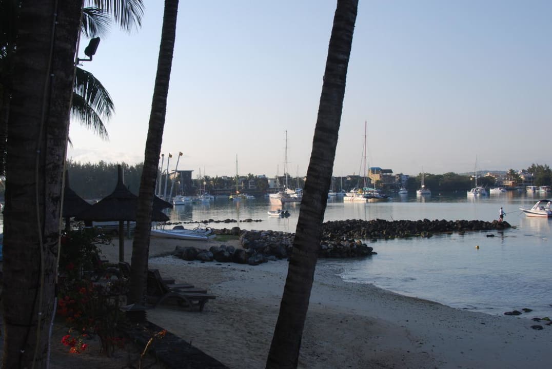 Blick vom Strand zum Ort Grand Baie Mauricia Beachcomber Resort & Spa