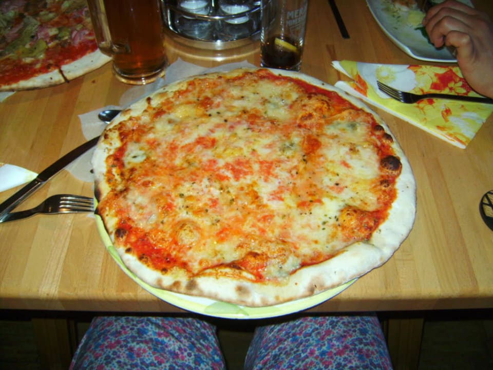 &amp;quot;Mega Pizza mit 5 Käsesort...&amp;quot; Martinerhof&amp;#39;s Brauhotel (San Martino in ...