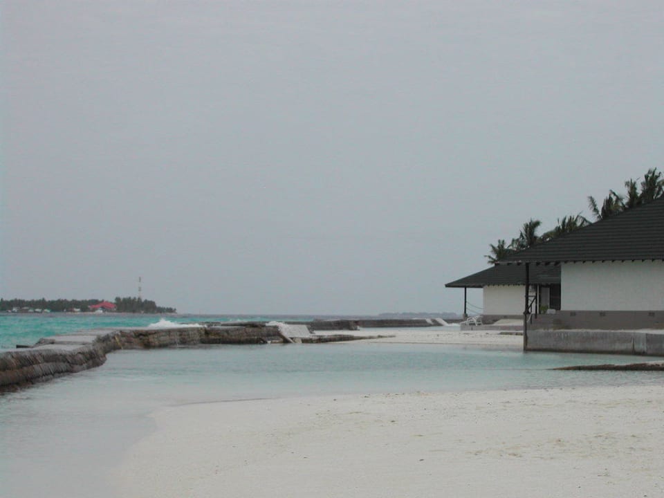 Mauer vor den Bungalows Adaaran Select Meedhupparu Island Resort - Premium All Inclusive