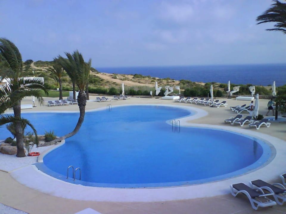 Blick von dem Zimmer auf den Pool Destino Pacha Ibiza Resort - Adults only