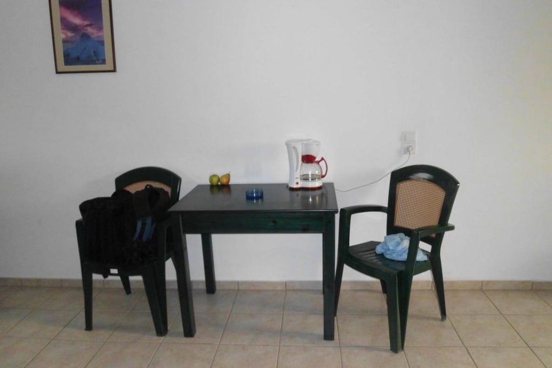 Tisch und Stühle Pinelopi Apartments