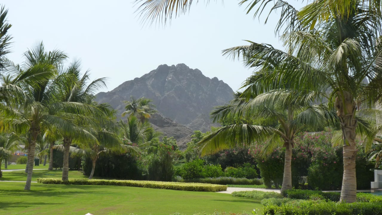 Blick auf das Gebirge Al Bustan Palace - A Ritz-Carlton Hotel