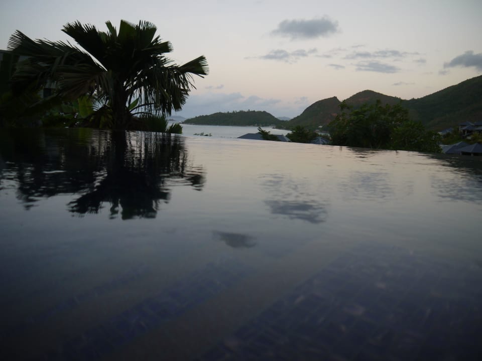 Blick über den Pool aufs Meer Raffles Seychelles