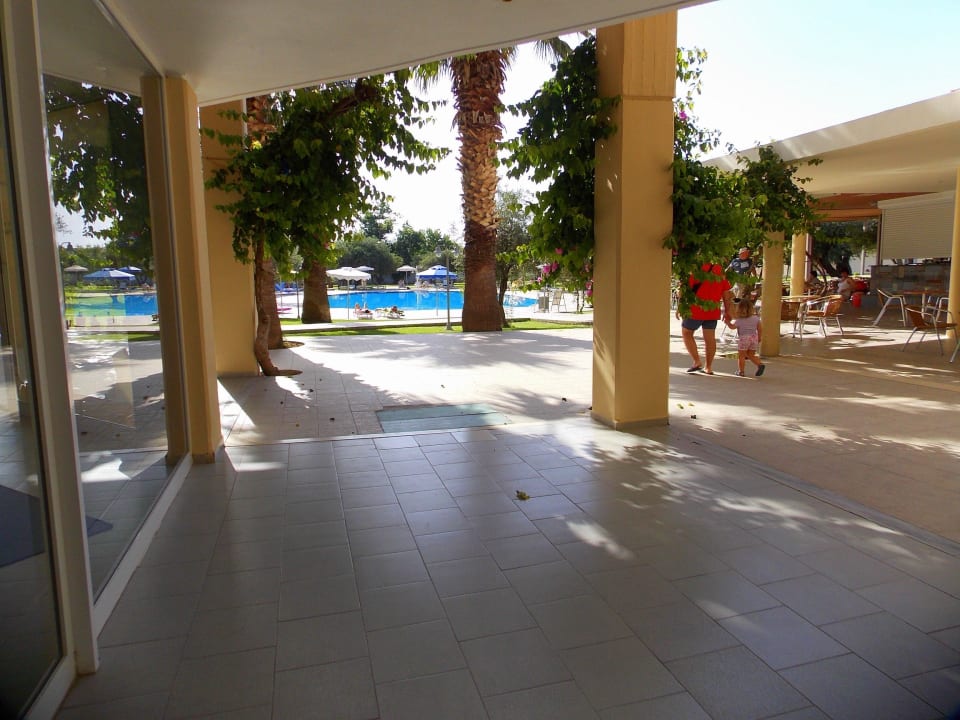 Vor dem Restaurant Marianna Palace Hotel