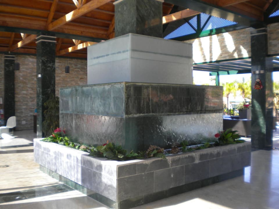 Schöner Brunnen in der Lobby allsun Hotel Esplendido