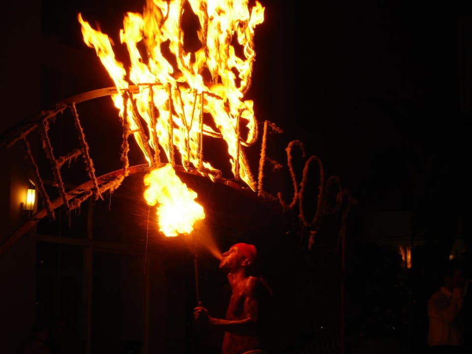 Spetterende vuurshow Telatiye Resort