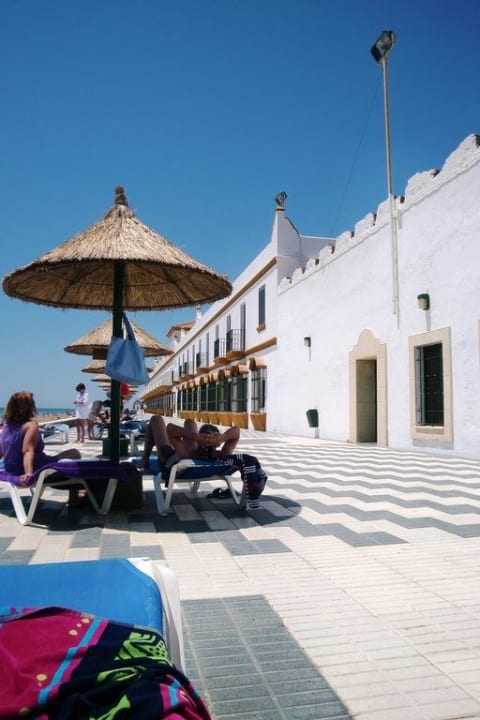 Liegen auf Terrasse Hotel Playa de la Luz