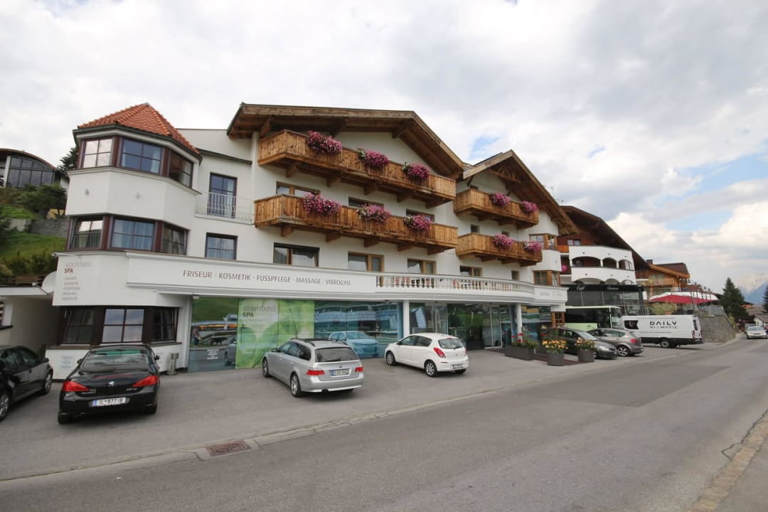 Ansicht von der Straße Mountains Hotel