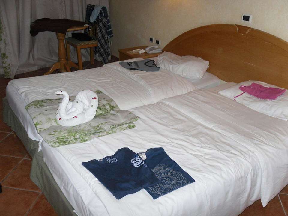 Bett mit Schwan Ghazala Gardens