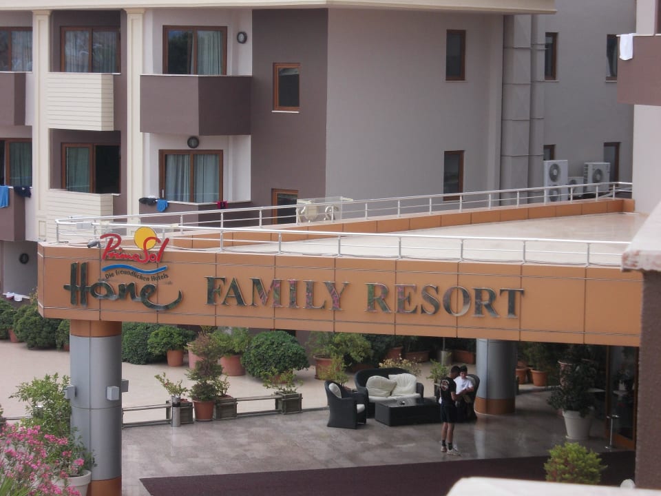 Eingang in das Hotel Hane Family Resort