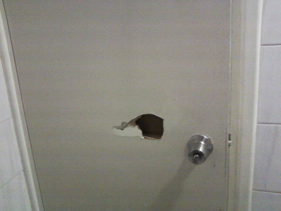 De deur Hotel Crown Resort Henipa