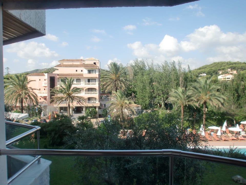 Blick auf gegenüberliegendes Hotel Hotel Serrano Palace