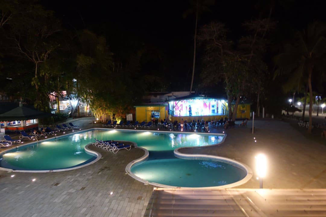 Zimmerblick auf die laute Animationsbühne whala!boca chica