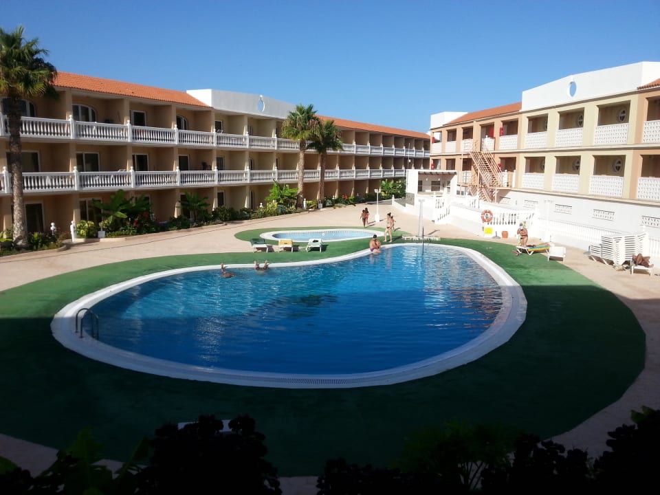 Pool in der Anlage Hotel Parque Carolina