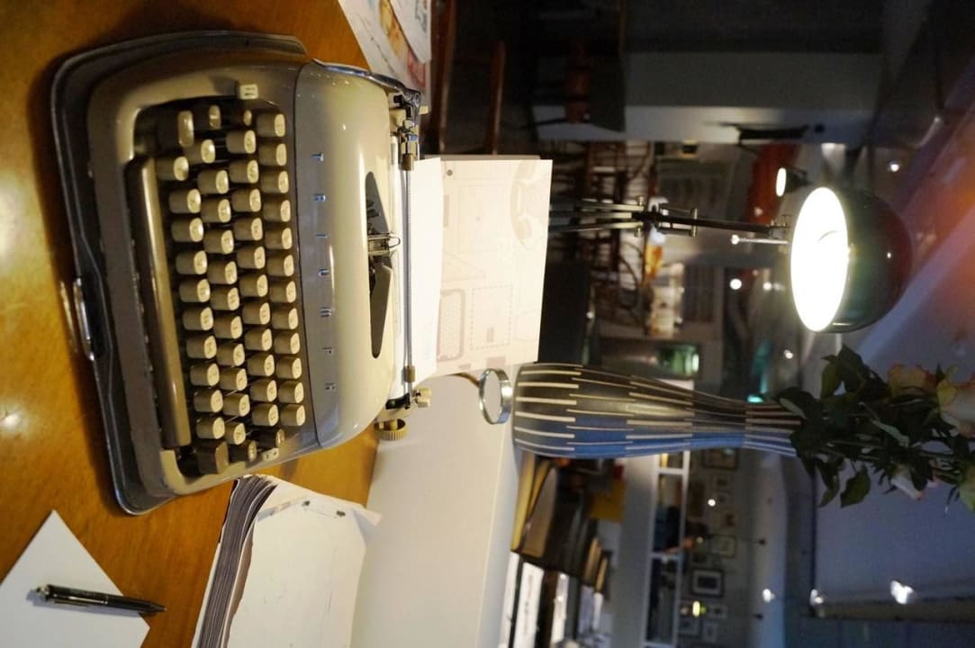 Schreibtisch mit Restaurant im Hintergrund Henri Hotel Hamburg Downtown