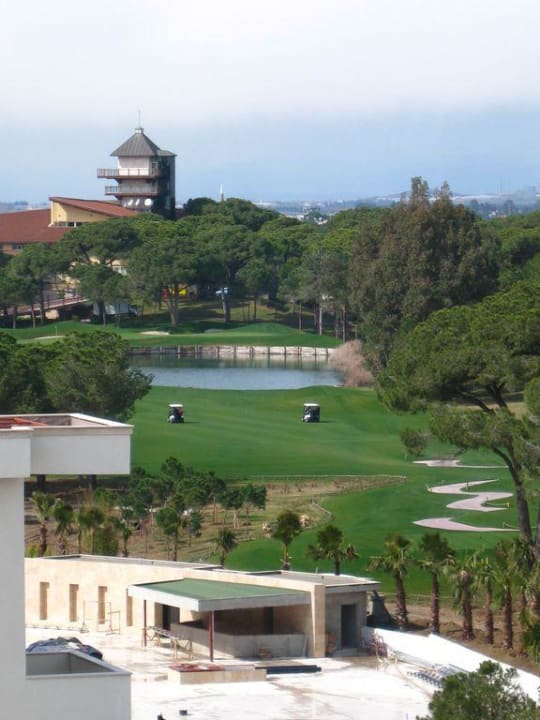 Blick auf das Nachbargrundstück Voyage Belek Golf & Spa
