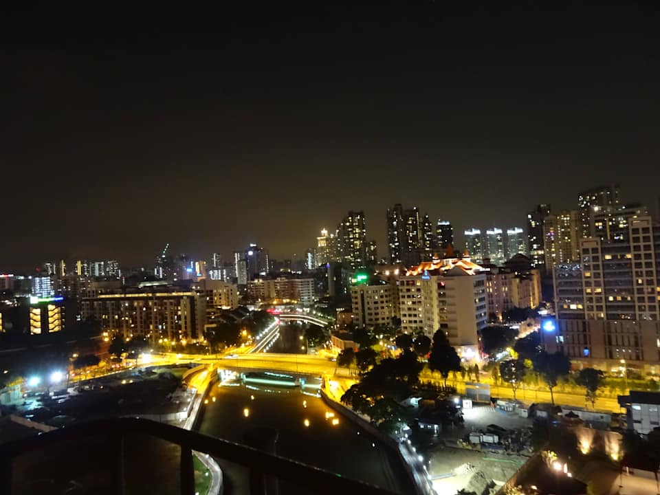 Blick vom Balkon am Abend Hotel Novotel Clarke Quay