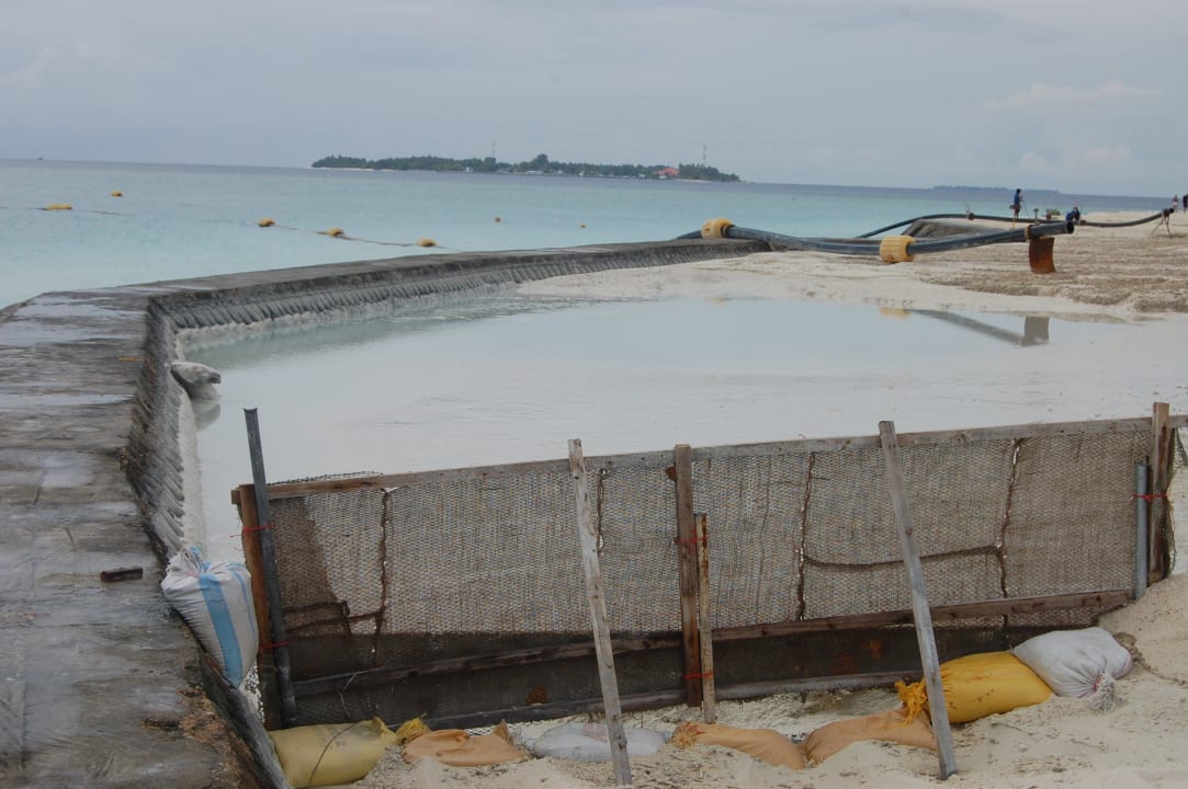 Baustelle bei der Schutzmauer Adaaran Select Meedhupparu Island Resort - Premium All Inclusive