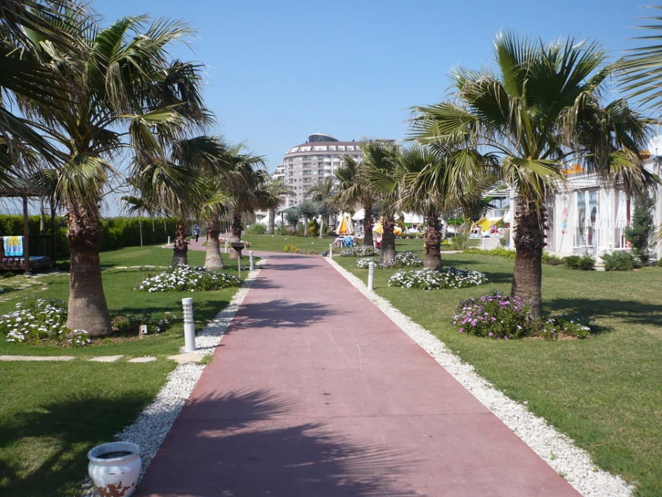 Weg vom Strand zum Hotel Saturn Palace Resort Hotel