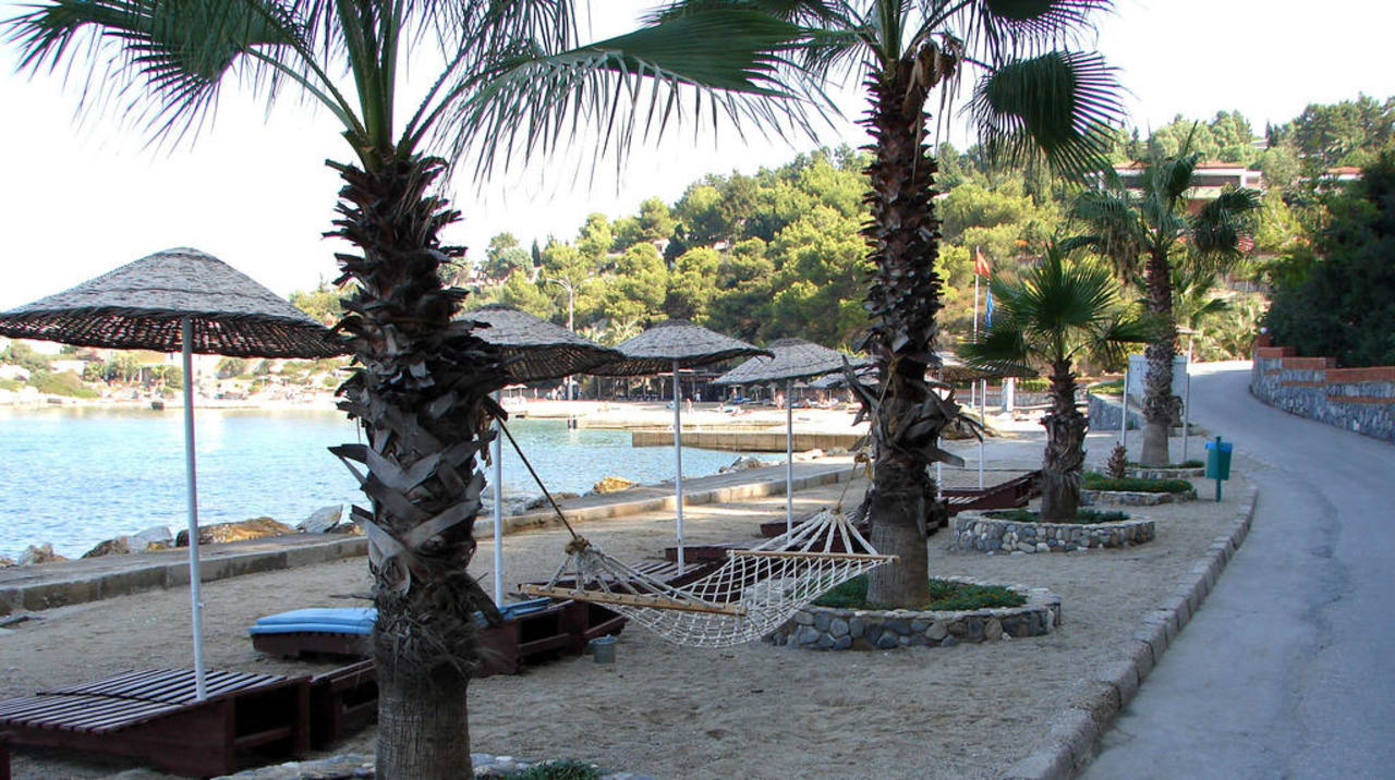 Une partie de la plage privée Hotel Pine Bay Holiday Resort