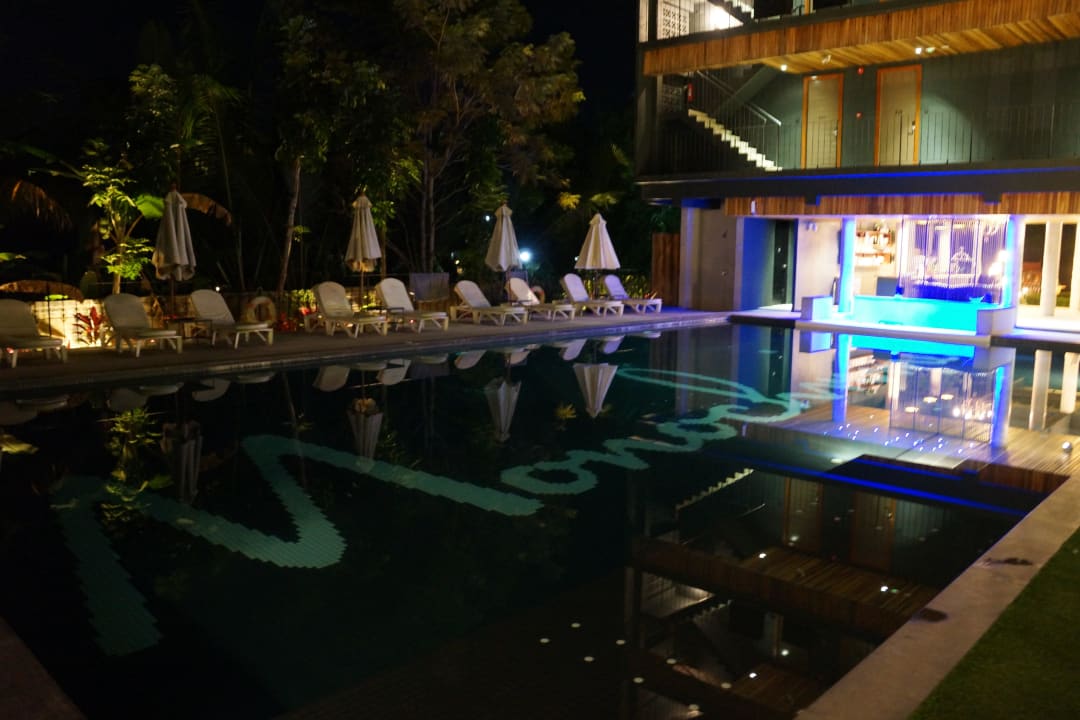 Pool bei Nacht The Waters Khao Lak by Katathani