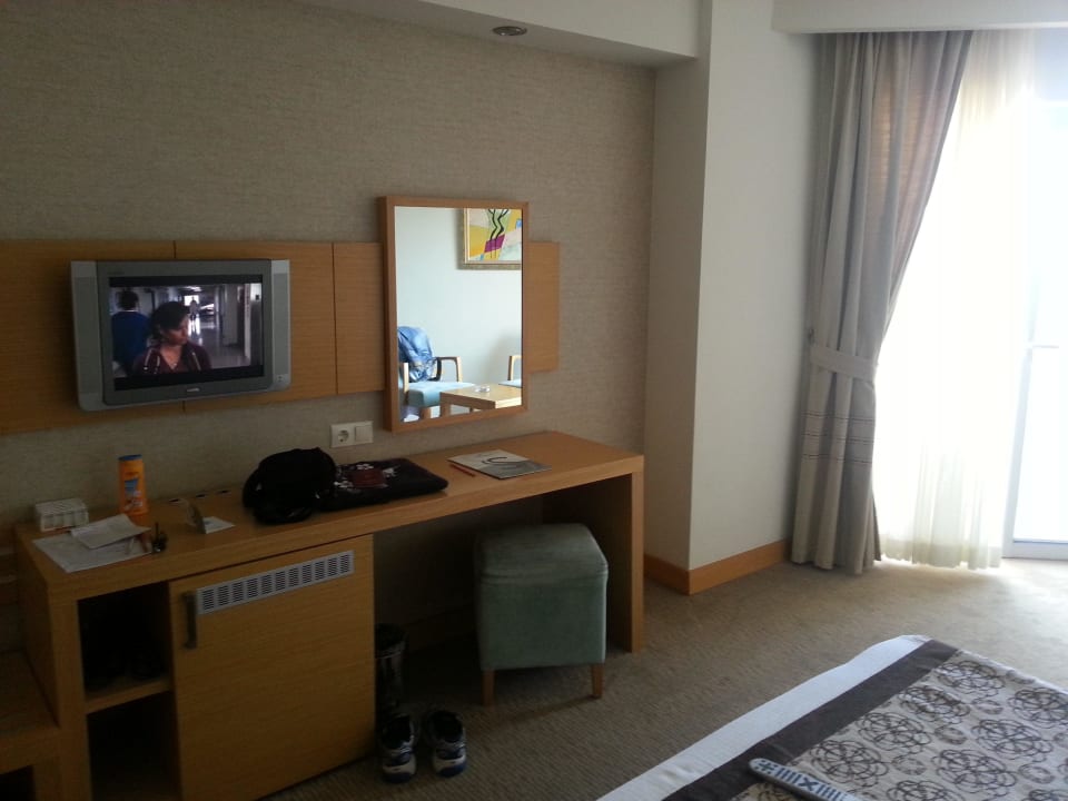 Schreibtisch mit TV Saphir Resort & Spa