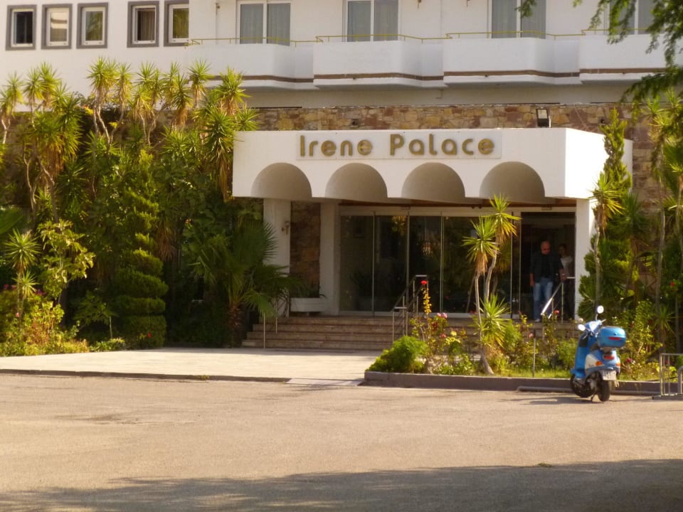 Eingang zum Hotel Irene Palace Beach Resort Club alltoura