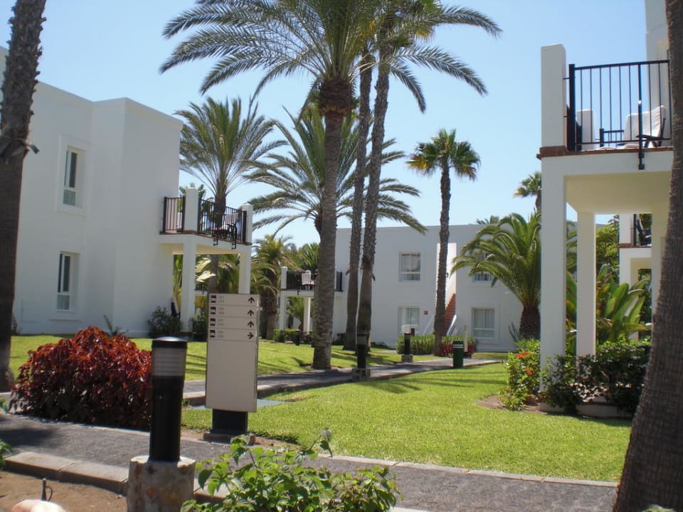 Blick vom Pool auf die Villengebäude Hotel Riu Palace Meloneras