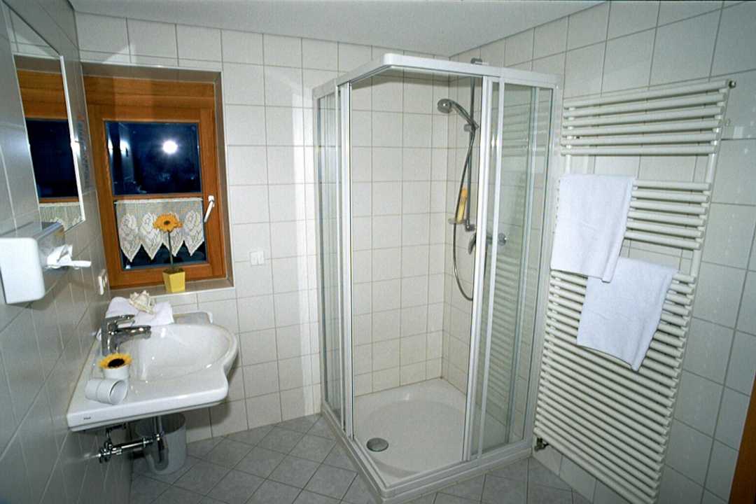 Badezimmer / Dusche / WC / Föhn/ vergrösserter Spiegel Hotel Pension Wilma