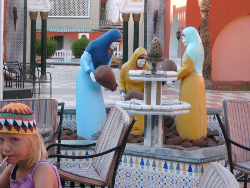 Der innen Hof mit Bar Pickalbatros Alf Leila Wa Leila Resort - Neverland Hurghada