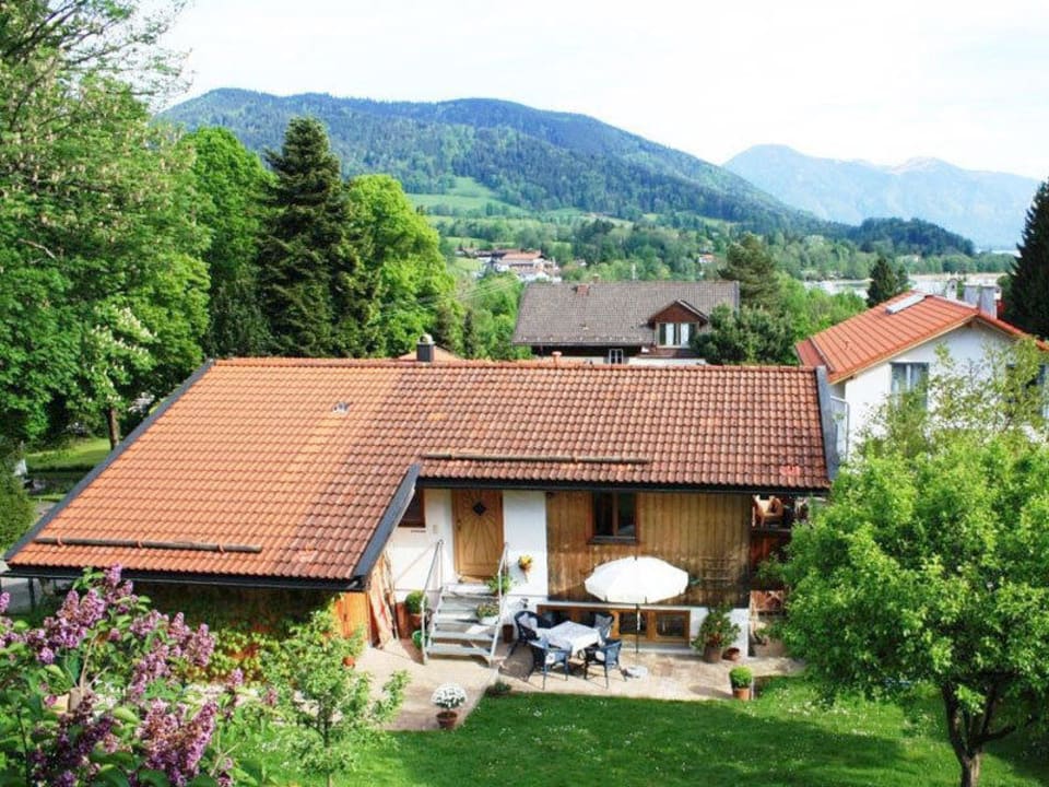 Garten mit Liegestühlen und Grill SeeParee am Tegernsee Ferienwohnung am Deganoweg