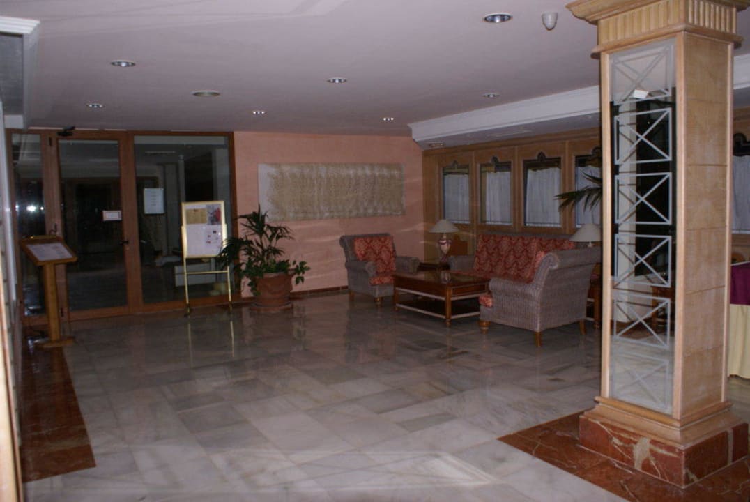 Sitzecke vorm Restaurant Grupotel Los Príncipes Apartments & Spa