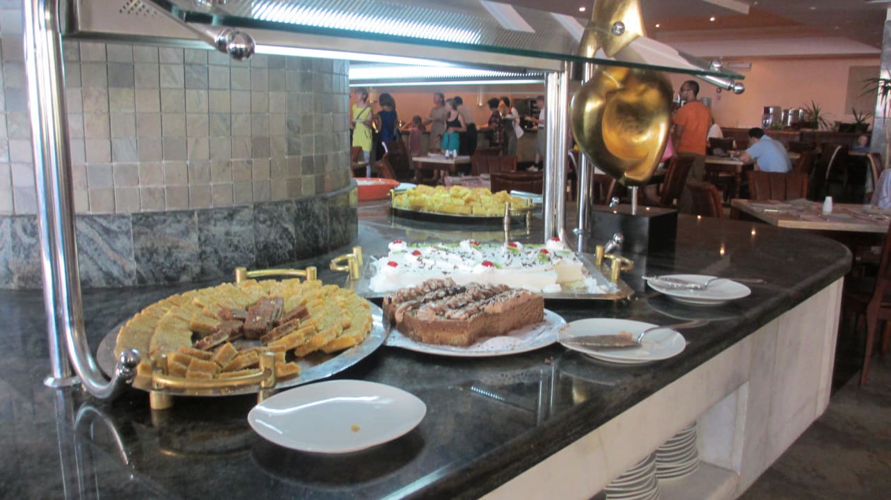 Столовая AMC Royal Hotel & SPA