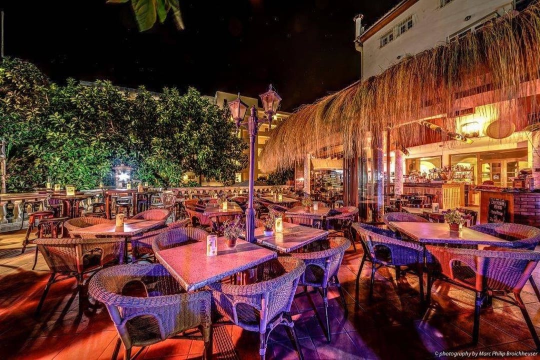 Bar bei Nacht Hotel Playas de Paguera