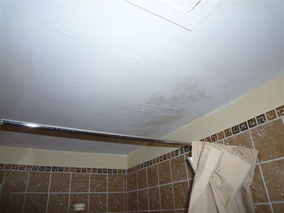 Schimmel an der Badezimmerdecke Ilunion Sancti Petri